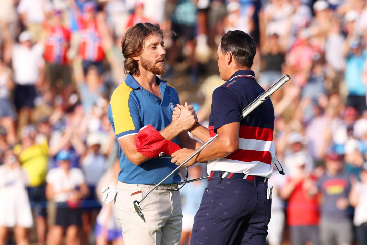 Rickie Fowler có nên công nhận cú putt đem về chiến thắng cho châu Âu của Tommy Fleetwood?