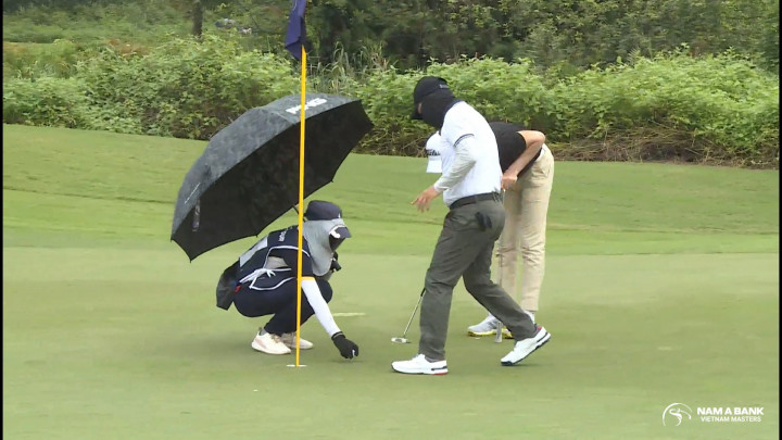 Caddie nhấc bóng khiến golfer bị phạt gậy tại Nam A Bank Vietnam Masters