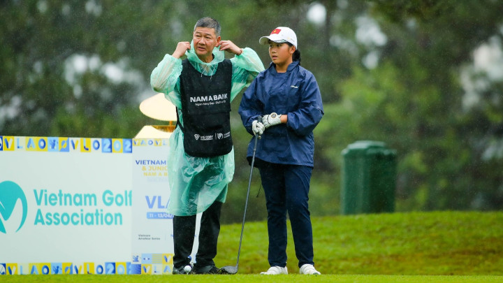 VAO - VLAO 2025: Mưa lớn thử thách các vận động viên tại Dalat Palace Golf Club