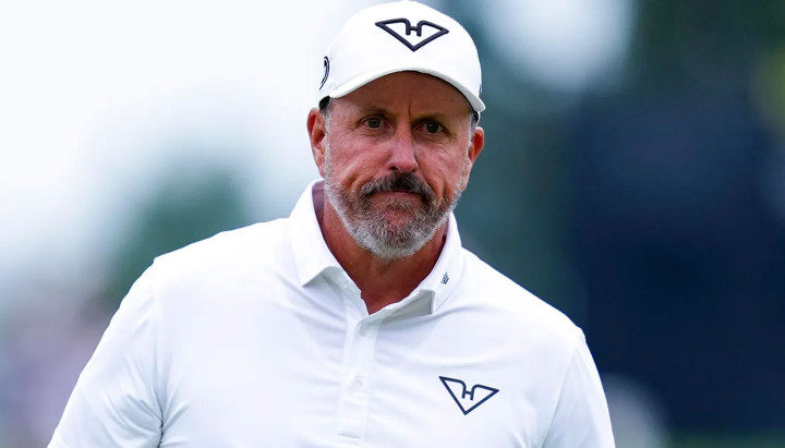 Phil Mickelson bị cáo buộc có hành vi tiếp xúc không chuẩn mực với một nữ nhân viên sân golf
