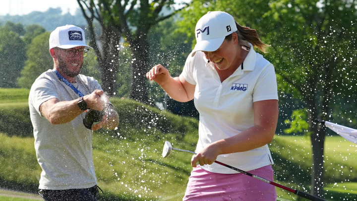 Sửa lại putter bị lắp grip lệch, Lottie Woad vô địch Kroger Queen City Championship