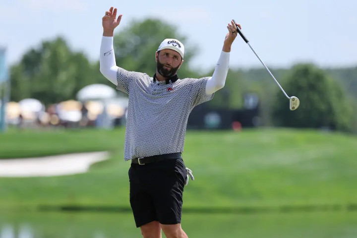 Bất chấp kết quả tệ nhất tại LIV Golf, Jon Rahm vẫn đi vào lịch sử với hat-trick danh hiệu cá nhân mùa giải
