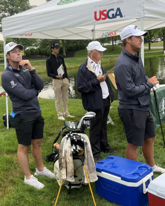 Viktor Hovland làm caddie cho bạn đại học tại vòng loại U.S. Open