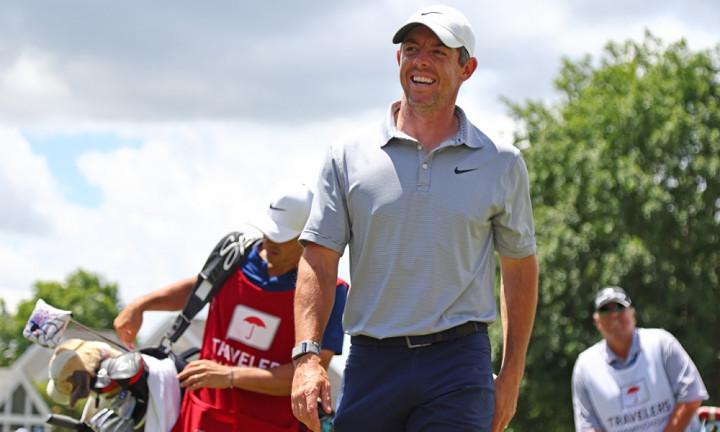 Rory McIlroy putt birdie từ 47 feet, -8 gậy vòng 1 Travelers Championship 2022