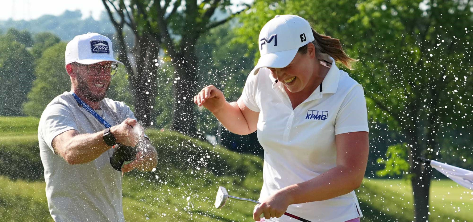Sửa lại putter bị lắp grip lệch, Lottie Woad vô địch Kroger Queen City Championship